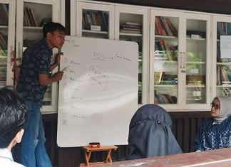 English Check, Platform Belajar Bahasa Inggris Inovasi Mahasiswa ITS Founder English Check Kohan Gunawan saat menjelaskan materi di salah satu pertemuan kelas English Check (foto : ist)