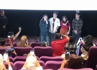 Para Pemain Komang Temui Para Penggemar di Special Show yang Digelar di XXI Royal Plaza Surabaya Para Pemain Komang Temui Para Penggemar di Special Show yang Digelar di XXI Royal Plaza Surabaya (foto : ist)