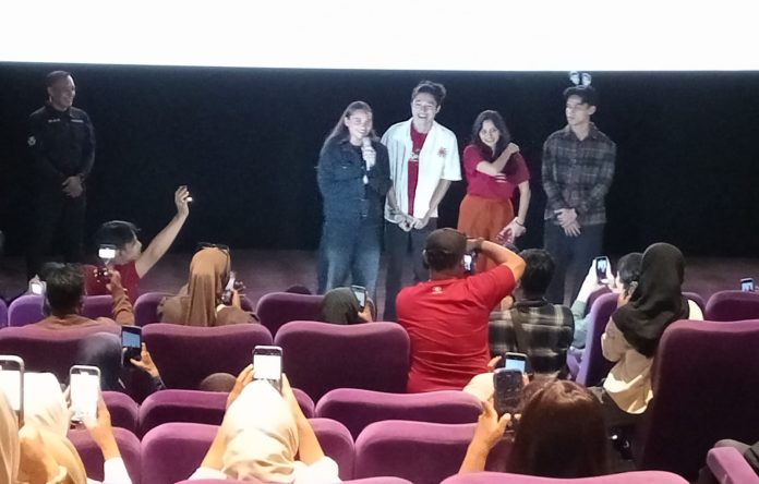 Para Pemain Komang Temui Para Penggemar di Special Show yang Digelar di XXI Royal Plaza Surabaya (foto : ist)