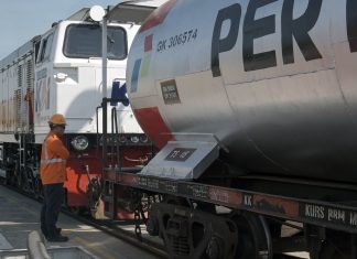 Dukung Kelancaran Lebaran, KAI Daop 8 Surabaya Jamin Pasokan BBM Aman dan Tepat Waktu Dukung Kelancaran Lebaran, KAI Daop 8 Surabaya Jamin Pasokan BBM Aman dan Tepat Waktu (foto : ist)