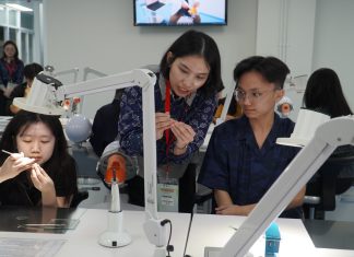 Grand Launching FKG UK Petra, Momen Awal Lahirnya Dokter Gigi yang Berkompeten dan Adaptif drg. Vania Ewitrawati, Sp.KGA., Kaprodi Sarjana Kedokteran Gigi UK Petra saat membimbing siswa SMA menambal gigi (foto : ist)