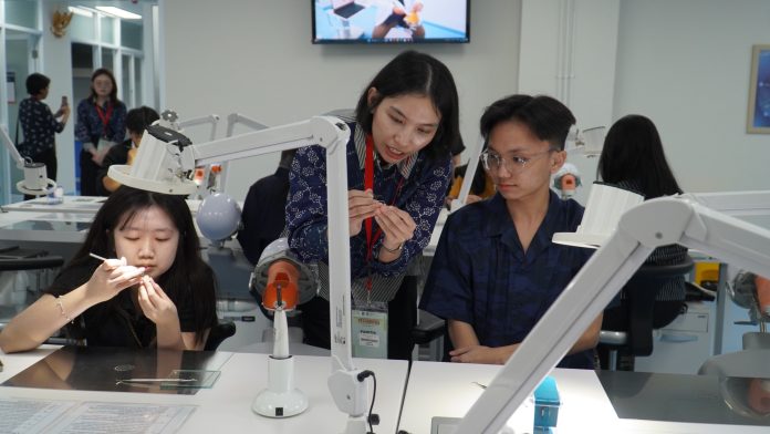 drg. Vania Ewitrawati, Sp.KGA., Kaprodi Sarjana Kedokteran Gigi UK Petra saat membimbing siswa SMA menambal gigi (foto : ist) drg. Vania Ewitrawati, Sp.KGA., Kaprodi Sarjana Kedokteran Gigi UK Petra saat membimbing siswa SMA menambal gigi (foto : ist)