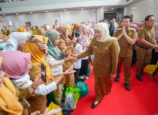 Dihadapan Puluhan Ribu ASN, Gubernur Khofifah-Emil Tekankan Pentingnya Inovasi, Kolaborasi dan Sinergi Mewujudkan Jatim Gerbang Baru Nusantara Dihadapan Puluhan Ribu ASN, Gubernur Khofifah - Emil Tekankan Pentingnya Inovasi, Kolaborasi dan Sinergi Mewujudkan Jatim Gerbang Baru Nusantara (foto : ist)