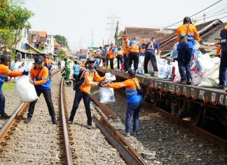 Wujudkan Jalur KA Yang Aman, KAI Daop 8 Selenggarakan Bersih Lintas Antara Stasiun Surabaya Pasar Turi – Stasiun Kandangan Wujudkan Jalur KA Yang Aman, KAI Daop 8 Selenggarakan Bersih Lintas Antara Stasiun Surabaya Pasar Turi – Stasiun Kandangan (foto : ist)