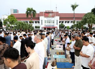 Idulfitri di Balai Kota Surabaya, Wali Kota Eri Cahyadi Ingatkan Tentang Kejujuran dan Persatuan Idulfitri di Balai Kota Surabaya, Wali Kota Eri Cahyadi Ingatkan Tentang Kejujuran dan Persatuan (foto : ist)