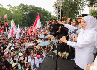 Gubernur Khofifah Bersama Ribuan Buruh se Jatim Sepakati 17 Tuntutan di Hari Buruh Internasional Gubernur Khofifah Bersama Ribuan Buruh se Jatim Sepakati 17 Tuntutan di Hari Buruh Internasional (foto : ist)