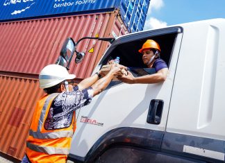 Program Pelindo Peduli, TPS Bagikan Paket Makanan kepada Pengemudi Truk Program Pelindo Peduli, TPS Bagikan Paket Makanan kepada Pengemudi Truk (foto : ist)