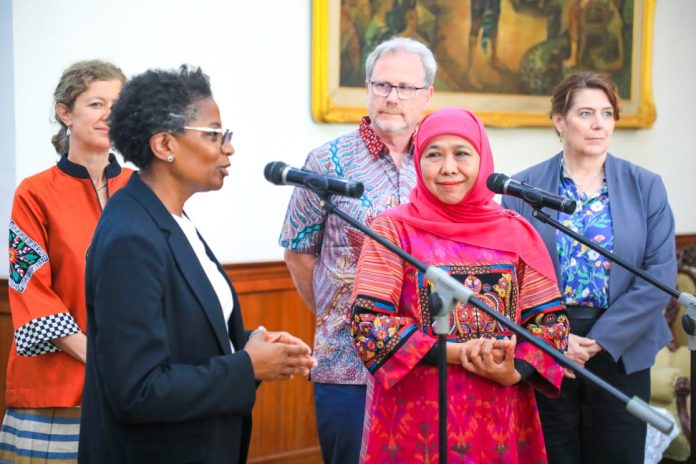 Gubernur Khofifah Optimis Dua Program Master Degree King's College London Kuatkan Kualitas SDM Jatim (foto : ist) Gubernur Khofifah Optimis Dua Program Master Degree King's College London Kuatkan Kualitas SDM Jatim (foto : ist)