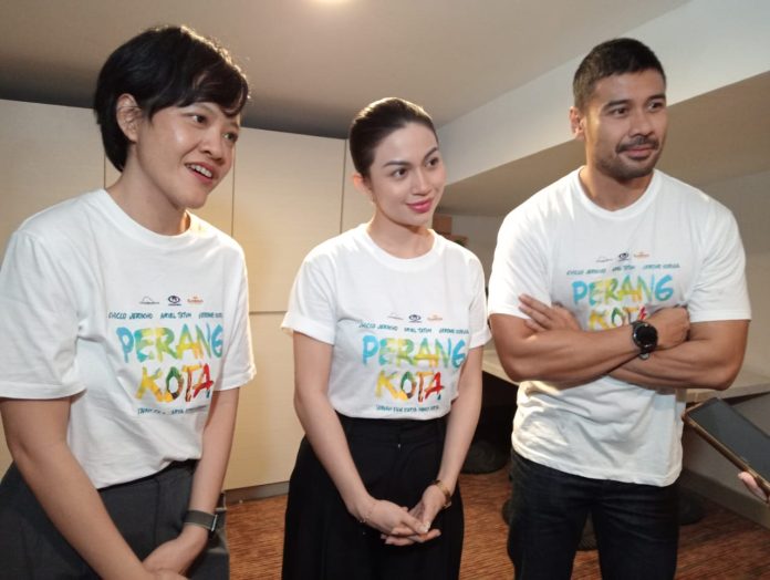 (ki-ka) Mouly Surya, Ariel Tatum dan Chicco Jericho saat sesi doorstop dengan media (foto : ist) (ki-ka) Mouly Surya, Ariel Tatum dan Chicco Jericho saat sesi doorstop dengan media (foto : ist)