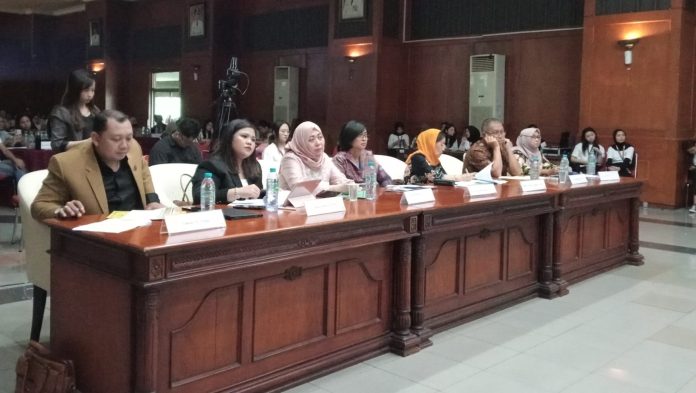 Tim Ansugi Law Menjadi Juri Kompetisi Debat Hukum Nasional ALC V 2025 Fakultas Hukum Unair (foto : ist)