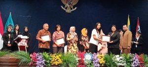 Yuvina Ariestanti, S.H., M.H. - Junior Partner selaku wakil dari Ansugi Law menerima sertifikat dari panitia (dokpri)