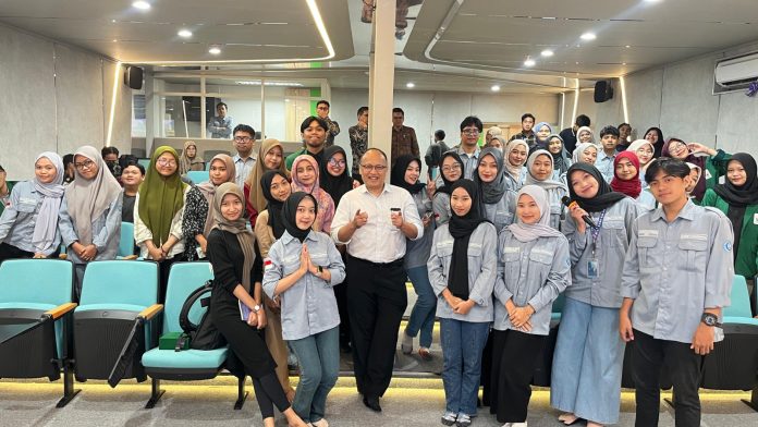 Bedah Buku "Budak Algoritma” di Unusa : Mahasiswa Diajak Sadar Digital dan Melek Teknologi (foto : ist)