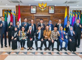 Prof Madyan Terpilih Jadi Rektor UNAIR 2025-2030, Gubernur Khofifah Ucapkan Selamat dan Harapkan UNAIR Semakin Terkemuka di Level Internasional Prof Madyan Terpilih Jadi Rektor UNAIR 2025-2030, Gubernur Khofifah Ucapkan Selamat dan Harapkan UNAIR Semakin Terkemuka di Level Internasional (foto : ist)