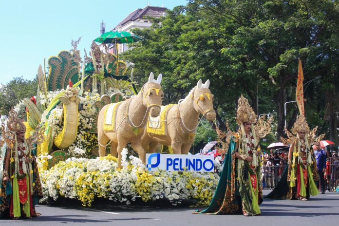 Mobil Hias Pelindo Regional 3 Angkat Legenda Nyi Roro Kidul di Surabaya Vaganza 2025 (foto : ist)