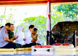 Gubernur Khofifah Dampingi Wapres Gibran Ziarah Ke Makam Bung Karno Gubernur Khofifah Dampingi Wapres Gibran Ziarah Ke Makam Bung Karno (foto : ist)