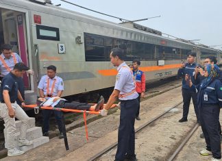 KAI Daop 8 Surabaya dan Direktorat Keselamatan Perkeretaapian Gelar Simulasi dan Evaluasi Manajemen Tanggap Darurat KAI Daop 8 Surabaya dan Direktorat Keselamatan Perkeretaapian Gelar Simulasi dan Evaluasi Manajemen Tanggap Darurat (foto : ist)