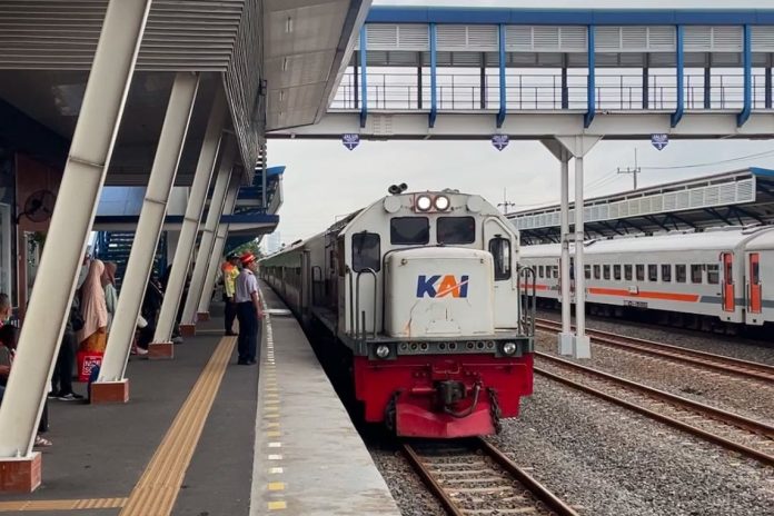Libur Panjang Peringatan Isa Almasih, Jumlah Pengguna Harian Commuter Line di Surabaya Sempat Tembus 50 Ribu (foto : ist)