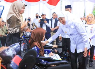 Gubernur Khofifah Salurkan Bantuan Rp 5,935 Miliar di Kabupaten Madiun, Wujud Nyata Komitmen Pemprov Jatim Kuatkan Ketahanan Sosial dan Ekonomi Masyarakat Gubernur Khofifah Salurkan Bantuan Rp 5,935 Miliar di Kabupaten Madiun, Wujud Nyata Komitmen Pemprov Jatim Kuatkan Ketahanan Sosial dan Ekonomi Masyarakat (foto : ist)