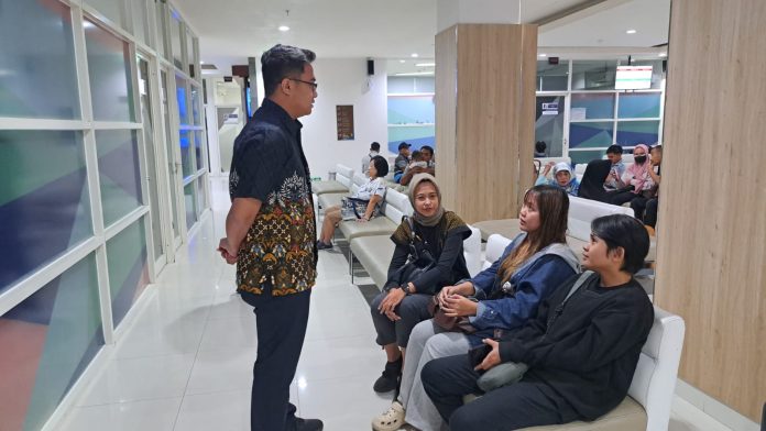 KAI Daop 8 Surabaya Beri Pendampingan Penuh kepada Korban Insiden Pelemparan Batu KA Sancaka (foto : ist) KAI Daop 8 Surabaya Beri Pendampingan Penuh kepada Korban Insiden Pelemparan Batu KA Sancaka (foto : ist)