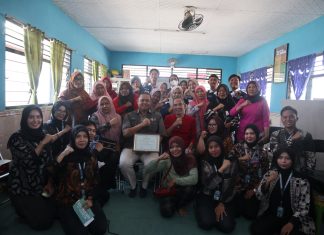 Dari Limbah Jadi Berkah : Mahasiswa KKN Kelompok 57 UPN Ajak Warga Ubah Minyak Jelantah Jadi Sabun Dari Limbah Jadi Berkah : Mahasiswa KKN Kelompok 57 UPN Ajak Warga Ubah Minyak Jelantah Jadi Sabun (foto : ist)