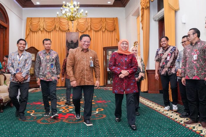 Bangun Ekonomi Desa, Gubernur Khofifah Ajak Bulog Sinergi Salurkan Bahan Pokok Lewat Koperasi Merah Putih (foto : ist) Bangun Ekonomi Desa, Gubernur Khofifah Ajak Bulog Sinergi Salurkan Bahan Pokok Lewat Koperasi Merah Putih (foto : ist)