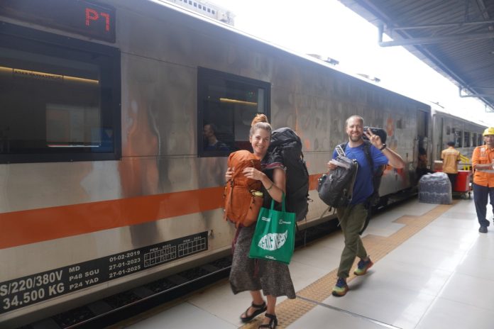 34.533 Wisatawan Asing Gunakan Kereta Api, KAI Daop 8 Surabaya Dukung Wisata Jawa Timur Mendunia (foto : ist) 34.533 Wisatawan Asing Gunakan Kereta Api, KAI Daop 8 Surabaya Dukung Wisata Jawa Timur Mendunia (foto : ist)