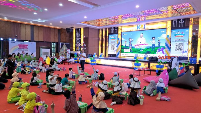 KAI Daop 8 Surabaya Peringati Hari Anak Nasional 2025 dengan Kegiatan Edukatif dan Menghibur (foto : ist)