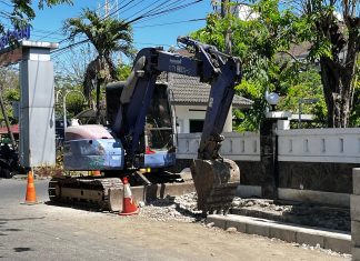 KAI Daop 8 Surabaya Imbau Penumpang Berangkat Lebih Awal, 1-3 Agustus Ada Pekerjaan Saluran di Pintu Masuk Stasiun Gubeng Baru KAI Daop 8 Surabaya Imbau Penumpang Berangkat Lebih Awal, 1-3 Agustus Ada Pekerjaan Saluran di Pintu Masuk Stasiun Gubeng Baru (foto : ist)
