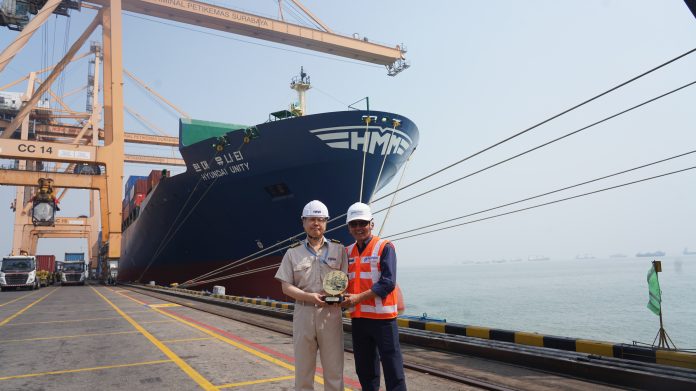 Direktur Operasi TPS, Noor Budiwan (sebelah kanan) bersama Nakhoda Kapal Hyundai Unity