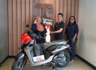 Tukar Telkomsel Poin, Seorang Warga Surabaya Bawa Pulang Hadiah Sepeda Motor Tukar Telkomsel Poin, Seorang Warga Surabaya Bawa Pulang Hadiah Sepeda Motor (foto : ist)