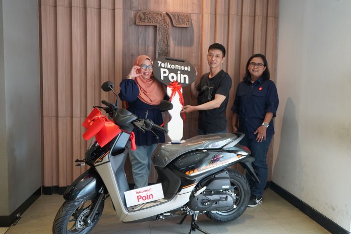 Tukar Telkomsel Poin, Seorang Warga Surabaya Bawa Pulang Hadiah Sepeda Motor (foto : ist) Tukar Telkomsel Poin, Seorang Warga Surabaya Bawa Pulang Hadiah Sepeda Motor (foto : ist)