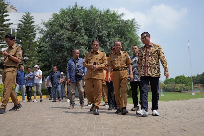 Pemkab Tuban Kunjungi Pabrik PT Solusi Bangun Indonesia Tbk Wujudkan Sinergi (foto : ist)