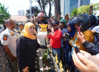 Temui Masyarakat di Depan Gedung Negara Grahadi, Gubernur Khofifah Dengarkan Aspirasi Masyarakat Sampai Mengajak Masuk Halaman Grahadi Bagi Sembako