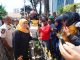 Temui Masyarakat di Depan Gedung Negara Grahadi, Gubernur Khofifah Dengarkan Aspirasi Masyarakat Sampai Mengajak Masuk Halaman Grahadi Bagi Sembako