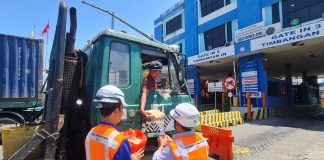 Terminal Teluk Lamong Bagikan Makanan Sehat Melalui Program “Pelindo Berbagi”