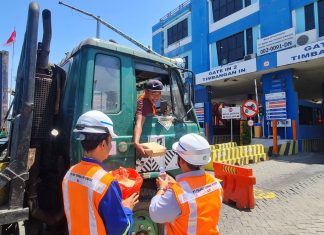 Terminal Teluk Lamong Bagikan Makanan Sehat Melalui Program “Pelindo Berbagi”