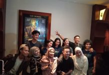 Pemeran Film Pencarian Terakhir Sapa Penggemar di Royal Plaza Surabaya