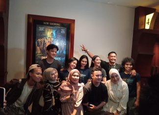 Pemeran Film Pencarian Terakhir Sapa Penggemar di Royal Plaza Surabaya