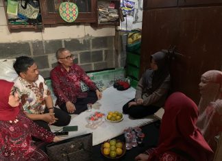 Pastikan Tepat Sasaran, Rektor Unusa Kunjungi Rumah Mahasiswa Penerima Beasiswa KIPK