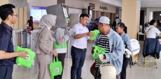 KAI Commuter Area 8 Surabaya dan KAI Daop 8 Surabaya Lakukan Sapa Pelanggan Pada Peringatan Hari Pelanggan Nasional 2025