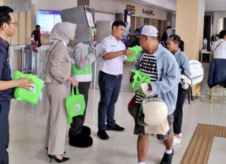 KAI Commuter Area 8 Surabaya dan KAI Daop 8 Surabaya Lakukan Sapa Pelanggan Pada Peringatan Hari Pelanggan Nasional 2025