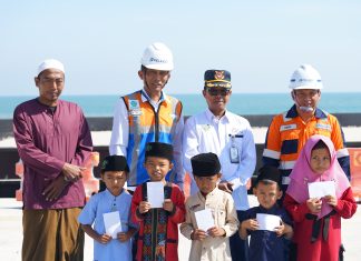 Pelabuhan Batang Sukses Layani Bongkar dan Sandar Kapal Komersial Perdana
