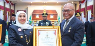 Ketua Umum PWI Pusat Akhmad Munir Terima Lencana Kehormatan “Jer Basuki Mawa Beya” dari Gubernur Jatim