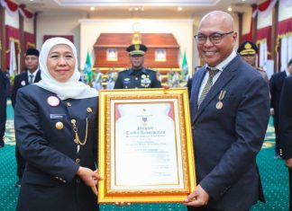 Ketua Umum PWI Pusat Akhmad Munir Terima Lencana Kehormatan “Jer Basuki Mawa Beya” dari Gubernur Jatim