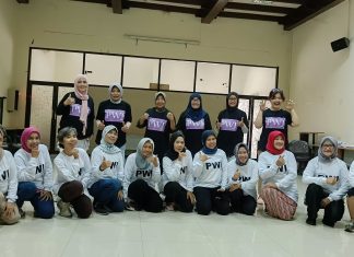 Tim Line Dance PWI dan PARFI Jatim Meriahkan Parade Surabaya Juang Surabaya Epic 2025
