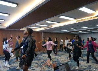 Aston Inn Jemursari Gelar Zumba Seru Bersama Zin Meyrina, Ajak Karyawan Hidup Sehat dan Kompak