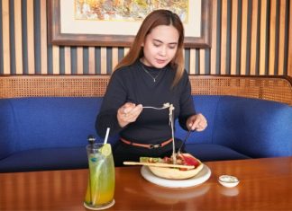 Perpaduan Pizza dan Pasta, Menu Baru Aston Inn Jemursari yang Bikin Pecinta Keju Jatuh Cinta!