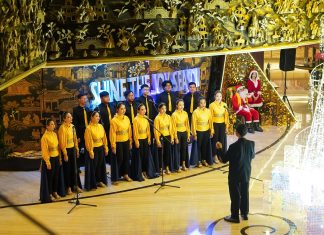 Wyndham Surabaya City Centre Hadirkan Kembali Pohon Natal Penuh Cahaya untuk Sambut Musim Liburan