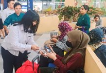 Palm Park Hotel & Convention Surabaya Bagikan Bingkisan Spesial Untuk Pelanggan KAI di Stasiun Gubeng