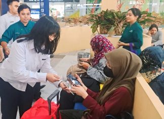 Palm Park Hotel & Convention Surabaya Bagikan Bingkisan Spesial Untuk Pelanggan KAI di Stasiun Gubeng